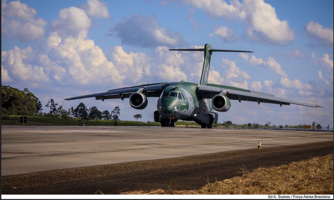 Avio-da-FAB-que-resgatar-brasileiros-decola-para-Polnia