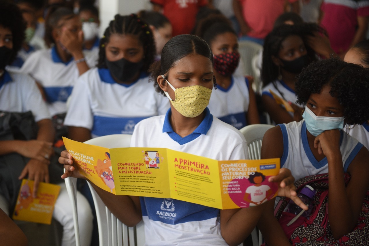 Salvador-vai-distribuir-absorventes-s-estudantes-da-rede