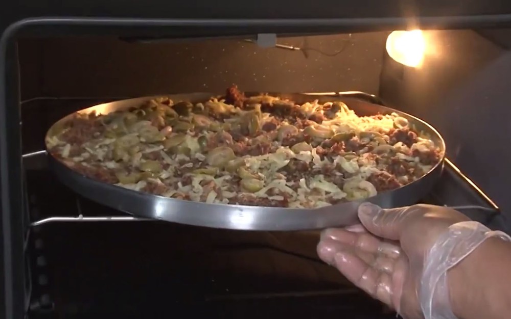 Aprenda-a-fazer-pizza-de-cuscuz-com-recheio-de-bode