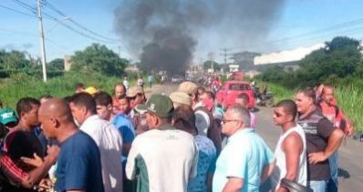 Por falta de água, grupo de moradores bloqueia BR-415 em Itabuna