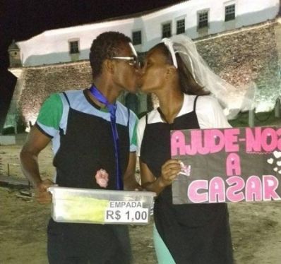 Casal de noivos de Salvador vende empadas a R$ 1 para pagar pelo casamento