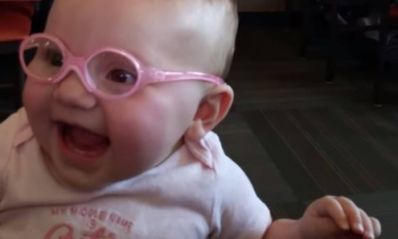 Bebê com alto grau de miopia vê os pais pela primeira vez