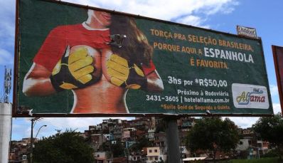 Em Salvador, outdoor associa imagem da Copa a ato sexual