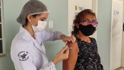 Profissionais da Educação começam a receber vacina contra coronavírus