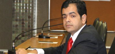 Irecê: prefeito anuncia antecipação dos vencimentos dos servidores e informa redução do próprio salário