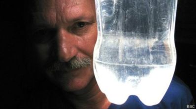 Brasileiro inventor de 'luz engarrafada' tem ideia espalhada pelo mundo