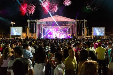 Irecê: Mais de 20 mil pessoas celebram a chegada de 2015 na Clériston Andrade