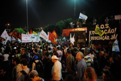 Protestos de grevistas e contra gastos com a Copa marcam dia