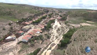 Chuva forte causa tromba d'água e deixa desabrigados em Lajedinho