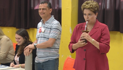Dilma toma chimarrão e vota em Porto Alegre