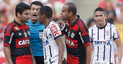 Com show de horrores da arbitragem, Fla bate o Corinthians no Maraca 