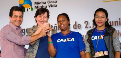 Luizinho Sobral e ministra Tereza Campello entregam 452 casas em Irecê 