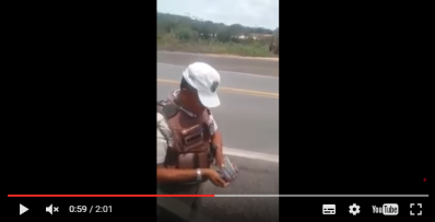 PM é filmado cobrando 'pedágio' em estrada da Bahia