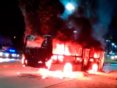 Grupo incendeia ônibus após morte de dois jovens em Itabuna