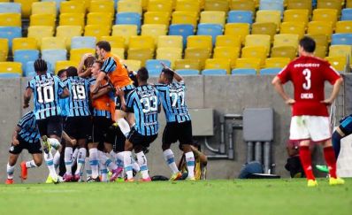 Luan faz gol no fim, e Grêmio derrota o Flamengo no Maracanã