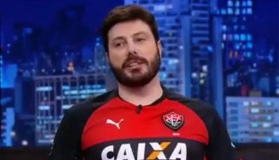 Danilo Gentili veste camisa do Vitória e divulga campanha