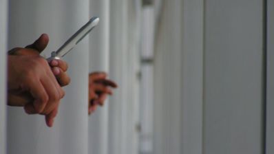 Operadoras serão obrigadas a bloquear sinal de celular em presídios 