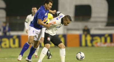 Com frango de Fábio, Timão vence o líder Cruzeiro e entra no G4