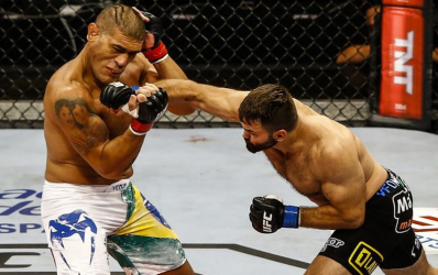 Com uma bomba no queixo, Arlovski nocauteia Pezão no UFC Brasília
