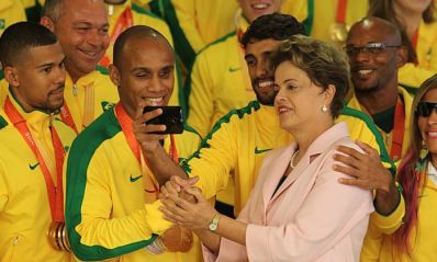 Dilma se irrita ao ser impedida de passar em trecho de cerimonial no Planalto