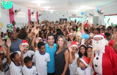 Luizinho Sobral e primeira-dama encerram distribuição de quase 10 mil presentes aos alunos da rede municipal 