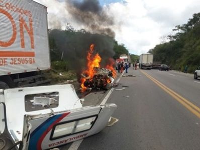 Acidente entre ambulância e caminhão deixa três mortos na BR-101