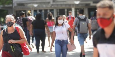 Governo torna opcional uso de máscaras em áreas abertas