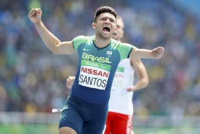 Petrúcio quebra recorde mundial e ganha ouro na final dos 100 metros 