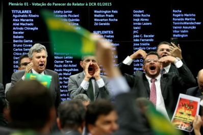 Por 38 a 27, comissão aprova parecer a favor do impeachment de Dilma