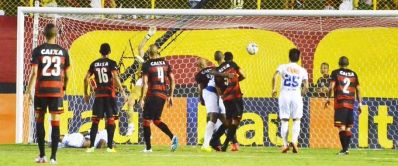 Com gol de Dedé, Cruzeiro supera o Vitória no Barradão