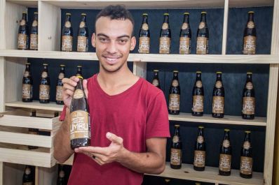 Cerveja de Umbu é receita de jovem baiano da comunidade rural de Uauá