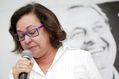 Lídice emociona-se ao ler nota de pesar sobre a morte de Eduardo Campos