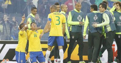 Sem Neymar, Brasil não brilha, mas se garante nas quartas da Copa América