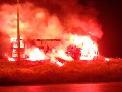 Barreiras: Ônibus pega fogo e motorista é levado para hospital