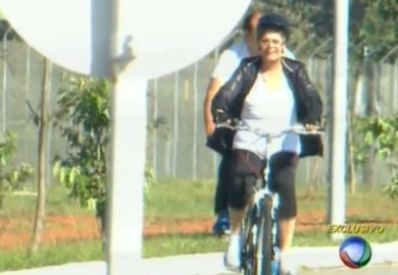 Dilma anda de bicicleta e se distancia do Alvorada
