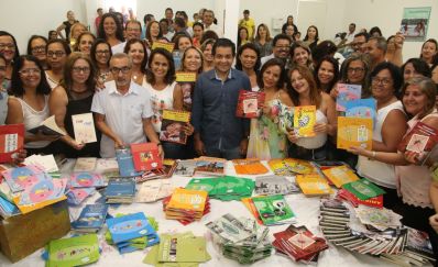 Prefeito de Irecê entrega mais de 16 mil livros para Rede Municipal 