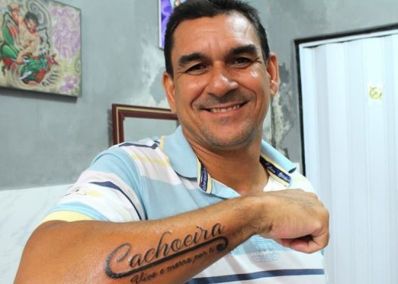 Prefeito eleito de Cachoeira tatua nome da cidade no braço