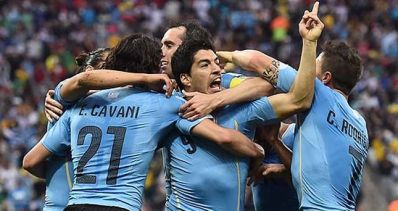 Com dois gols, Suárez brilha e Uruguai vence English Team