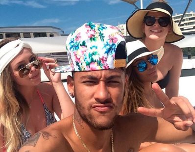 Em meio a rumores de término, Neymar posta foto curtindo Ibiza com amigas
