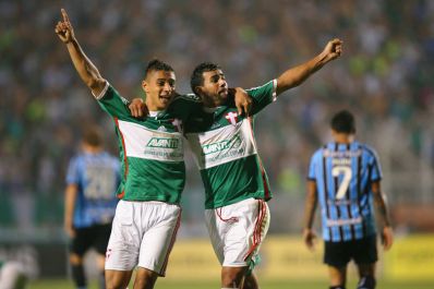 Barcos vai de herói a vilão e Palmeiras vira para cima do Grêmio