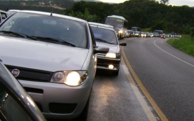 Justiça mantém suspensão de lei que obriga motoristas a acender farol em rodovia