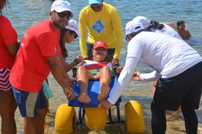 Projeto que leva pessoas com deficiência à praia bate recorde em Salvador