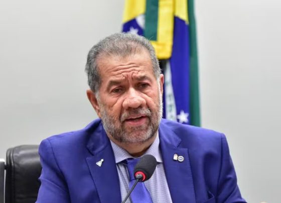 Carlos Lupi pede demissão do Ministério da Previdência