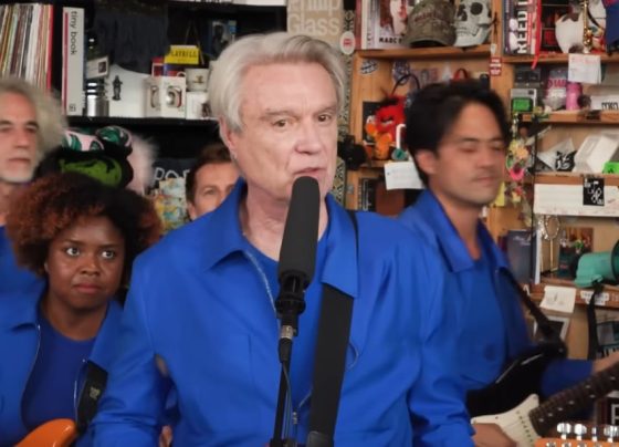 David Byrne lança playlist com músicas de Natal para quem odeia músicas de Natal