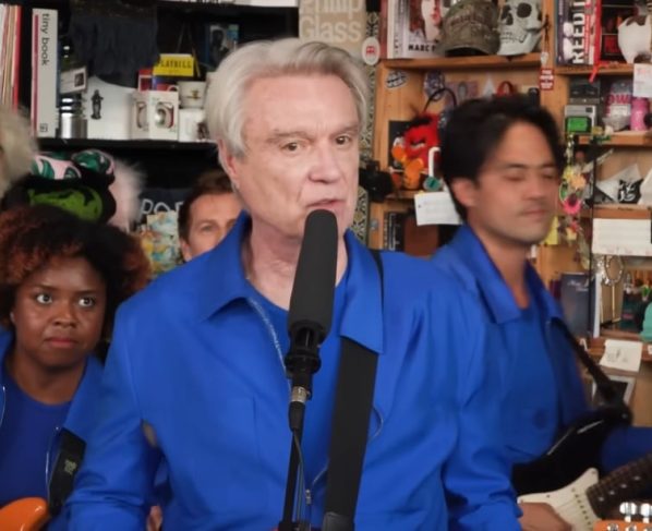 David Byrne lança playlist com músicas de Natal para quem odeia músicas de Natal