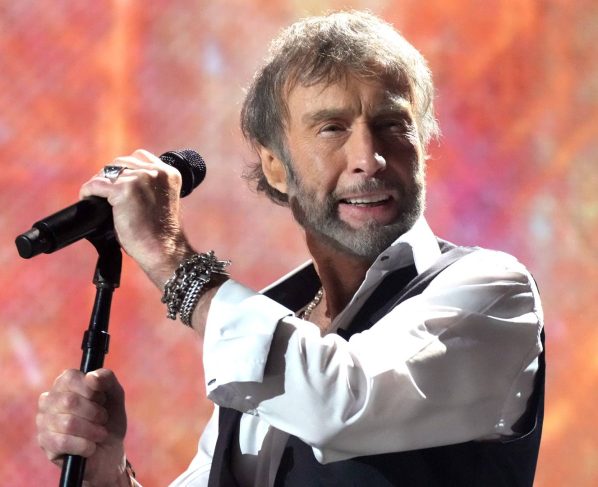 O vocalista Paul Rodgers, do Free e Bad Company, em 2023 (Foto: Jeff Kravitz / Getty Images for CMT)