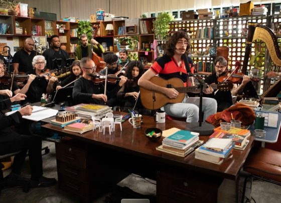 Tim Bernardes faz performance emocionante no Tiny Desk Brasil acompanhado por orquestra; veja