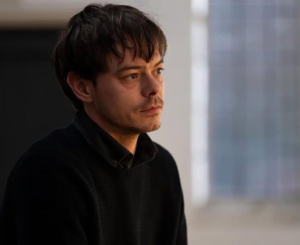 Ator de 'Stranger Things' reage a comparações com Harry Styles e reflete sobre fim da série