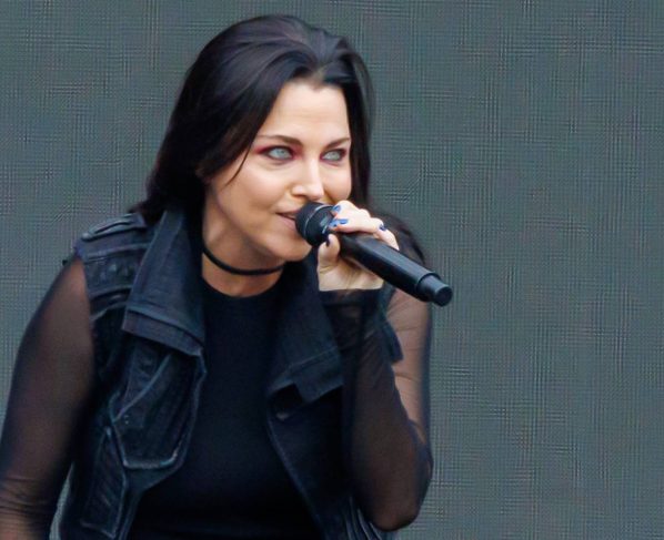 Amy Lee durante show com o Evanescence em 2025 (Foto: Dave Simpson / WireImage via Getty Images)