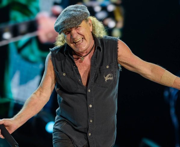 Brian Johnson, vocalista do AC/DC, ao vivo em São Paulo, 2026 (Foto: Leca Suzuki @lecasuzukiphoto para Rolling Stone Brasil)